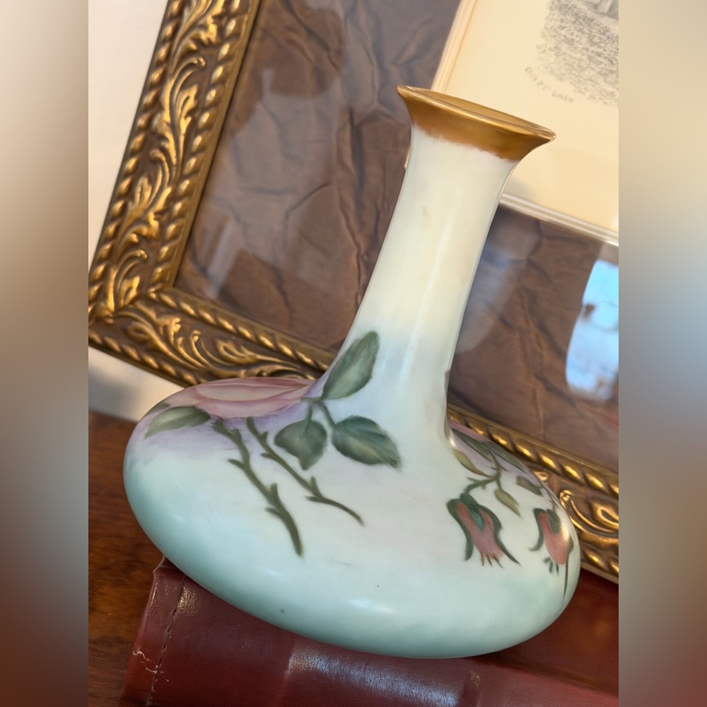 Vintage 1950’s Floral Porcelain 6” Vase. Signed | Delicate | Heritage | Pastel - Picture 6 of 7